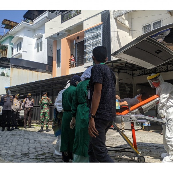 Evakuasi salahseorang pasien Covid-19 di Pekanbaru yang menjalani isolasi mandiri.
