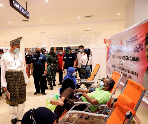Wawako Pekanbaru Ayat Cahyadi didampingi Kepala Kanwil DJP Riau Farid saat memantau aksi donor darah di Transmart Carrefour Pekanbaru, Jumat (16/7/2021). Foto: Istimewa. 