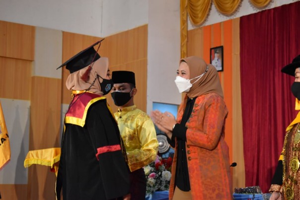 Bupati Inhu Hadiri Wisuda Mahasiswa STIA Indragiri