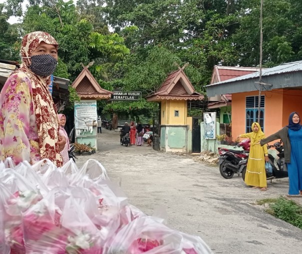 Para penjuak air mawari di gerbang Pemakaman Senapelan, Selasa (20/7/2021). Foto: Surya/Riau1.