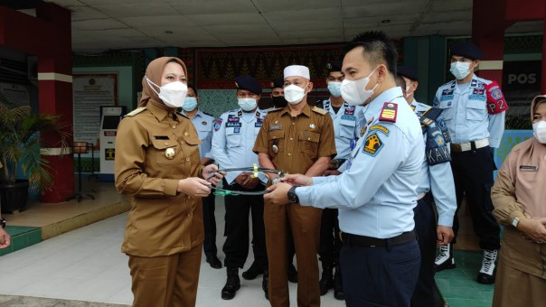 Bupati Inhu Rezita Meylani Yopi (kiri) mengunjungi Rutan Kelas II B Rengat untuk memberikan bantuan hewan kurban/yuzwa