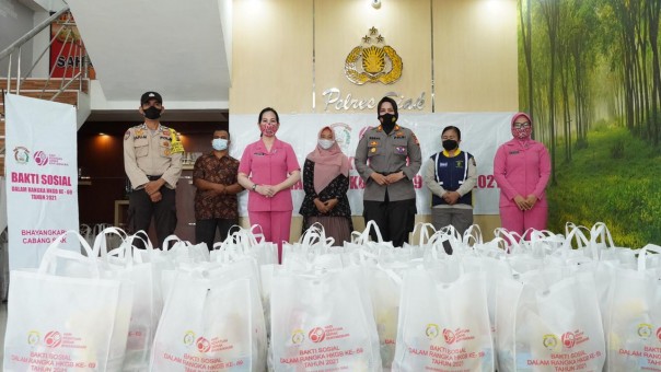 HUT Polwan ke-73, Bhayangkari dan Polwan Polres Siak Bagikan Ratusan Paket Sembako