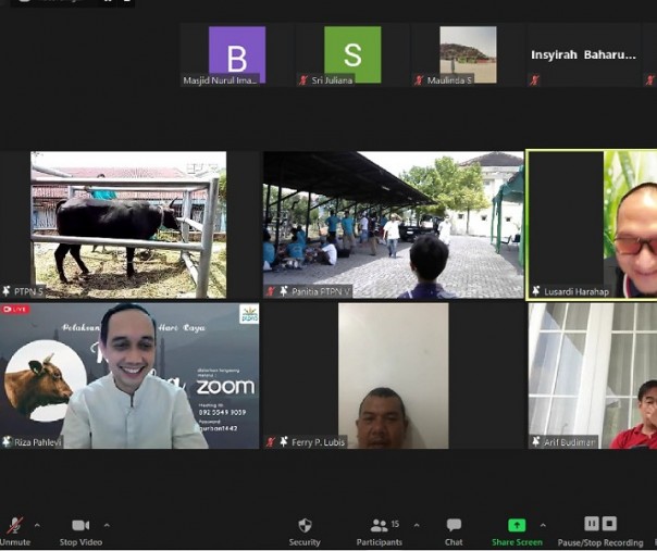 Pelaksanaan kurban hari raya Idul Adha 1442 Hirjiah di lingkungan masjid PTPN V yang disaksikan secara virtual pada Selasa (20/7/2021). Foto: Istimewa. 