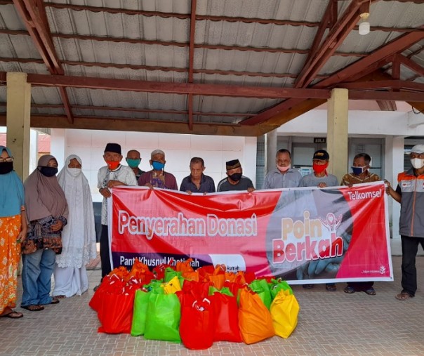 Telkomsel bersama Rumah Zakat menyalurkan paket sembako ke Panti Jompo Khusnul Khatimah di Pekanbaru, Selasa (20/7/2021). Foto: Istimewa. 