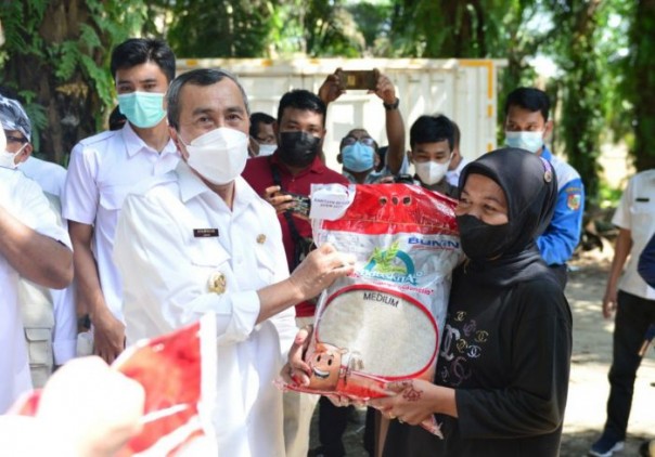 Gubernur Riau, Syamsuar serahkan bantuan beras PPKM