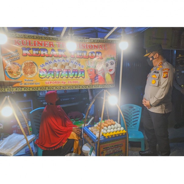 Irien Agung Kapolda Riau saat berbincang dengan Bu Yanti, seorang penjual kerak telor di Jalan Harapan Raya Pekanbaru. 