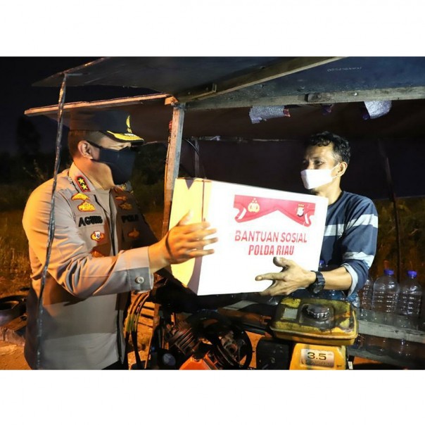 Kapolda Riau Irjen Agung SIE memberikan bantuan paket Sembako untuk warga yang membutuhkan, Jumat malam. 