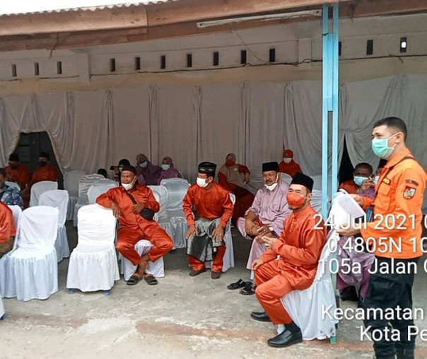 Petugas BPBD Pekanbaru mengecek penerapan prokes di salah satu pesta pernikahan, Sabtu (24/7/2021). Foto: Surya/Riau1.