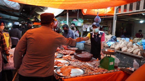 Kapolres Siak Berikan Hadiah Pada yang Taat Prokes, Saat Blusukan di Pasar Pagi Tualang