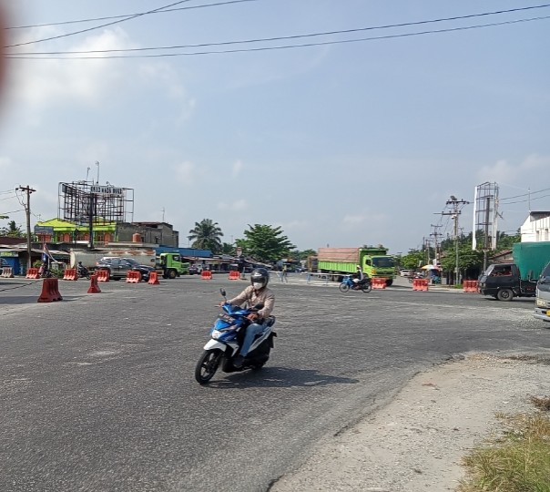 Kondisi Simpang Jalan HR Soebrantas-Jalan Garuda Sakti (Lintas Pekanbaru-Bangkinang) terlihat lengang