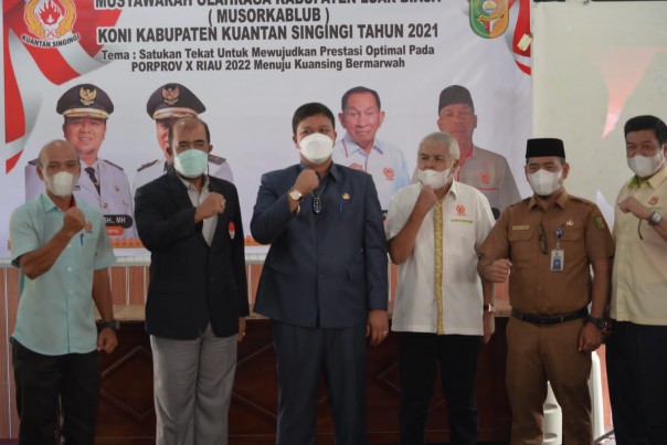 Bupati Kuansing Andi Putra SH MH saat membuka Musdalub KONI/zar