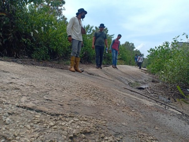 Jalan Sukamaju Desa Penampi Miring Akibat Gerusan Air Anak Sungai