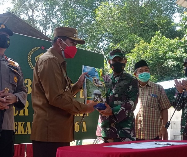 Wali Kota Pekanbaru Firdaus menyerahkan bantuan kepada Danrem 031 Wira Bima Brigjen TNI M Syech Ismed untuk dapur umum di halaman Gedung LAM Riau, Rabu (28/7/2021). Foto: Surya/Riau1.