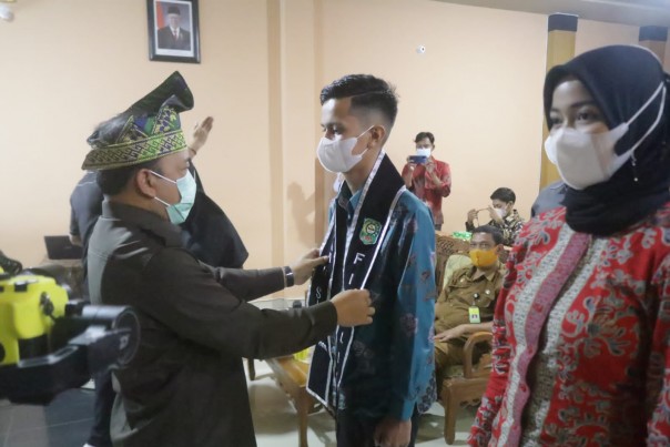 Wabup Siak Pasangkan Selempang Tanda Dimulainya Pembekalan Finalis Bujang  Dara 2021