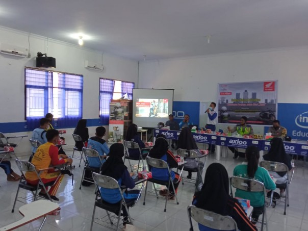 20 Siswa SMKN 1 Pangkalan Lesung mengikuti kegiatan safety riding yang digelar Capella Honda Riau bersama Polsek Pangkalan Lesung