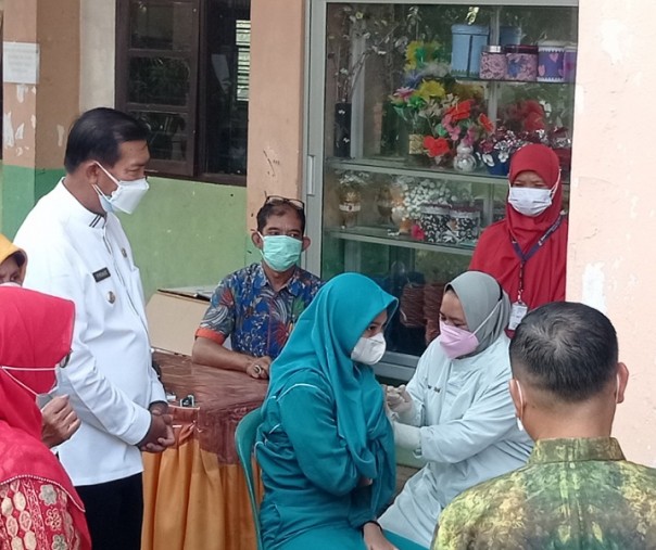 Wali Kota Pekanbaru Firdaus (kiri) memantau vaksinasi pelajar di SMP Negeri 35, Jumat (30/7/2021). Foto: Surya/Riau1.