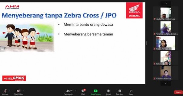 Instruktur Safety Riding Capella Honda Riau, Steven Vhs saat memberikan materi dalam webinar bersama 90 siswa SD Ecclesia Pekanbaru