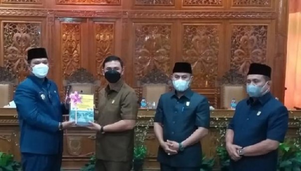 Bupati Kuansing, Andi Putra menyerahkan LKPJ Bupati 2020 kepada Ketua DPRD DR. Adam, SH MH/zar