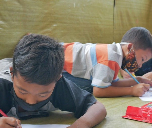 Anak-anak belajar di Posyandu Ephorbia, RW 08, Desa Pandau Jaya, Kecamatan Siak Hulu, Kabupaten Kampar, Sabtu (31/7/2021). Foto: Istimewa. 