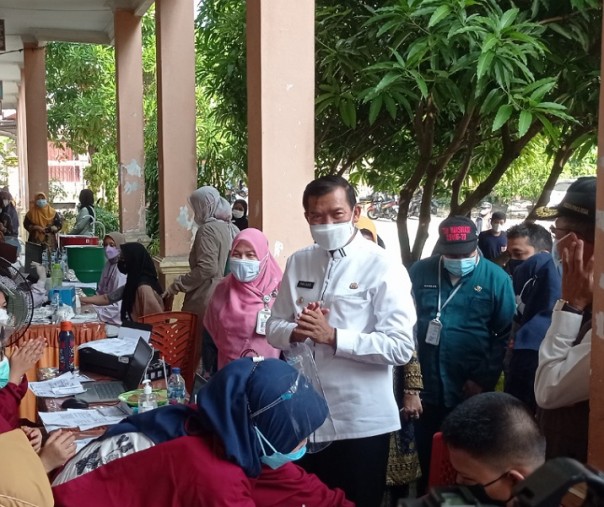 Wali Kota Pekanbaru Firdaus saat meninjau proses vaksinasi pelajar di SMP Negeri 35, Jalan Tengku Bey, Jumat (30/7/2021). Foto: Surya/Riau1.