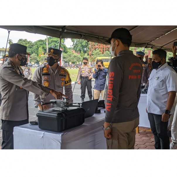 Kabaharkam Komjen Arief didampingi Kapolda Riau Irjen Agung mengecek kesiapan Polri dalam pencegahan serta penanganan Karhutla. (Foto Riau1) 