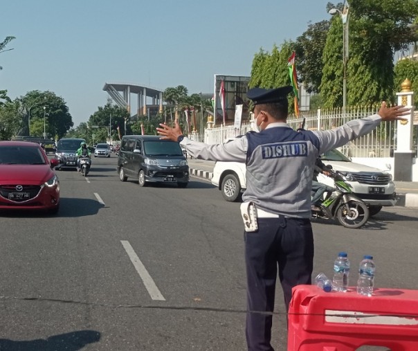 Petugas kepolisian dan Dishub Pekanbaru saat penyekatan jalan di pusat kota. Foto: Surya/Riau1.