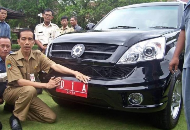 Foto Bangga Jokowi Saat Jadikan Mobil Esemka Untuk Kendaraan Dinas Wali Kota Solo (foto/int)