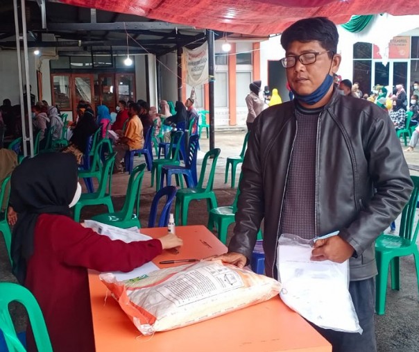 Warga Pekanbaru menerima bansos beras di Kantor Pos Indonesia pekan lalu. Foto: Istimewa. 