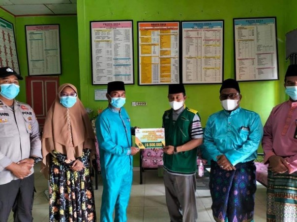 Baznas Bengkalis Salurkan Zakat kepada Warga yang Terkena Covid-19 di Kecamatan Bantan