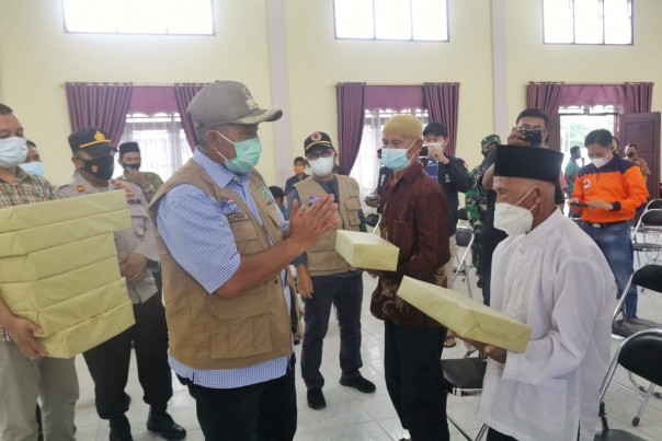 Tanggapi Tingginya Angka Positif Covid 19 di Kecamatan Bungaraya, Bupati Alfedri Bagikan Masker ke Sejumlah Tempat Ibadah dan Pasar
