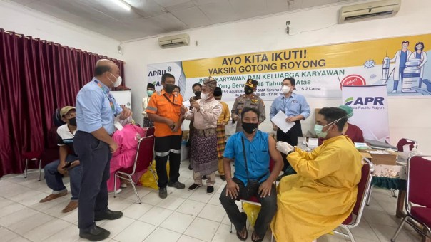 Forkopimda Kabupaten Pelalawan meninjau pelaksaan vaksin gotong royong PT RAPP pada Senin (9/8). Vaksin ini diberikan kepada karyawan dan kontrakto/Ist