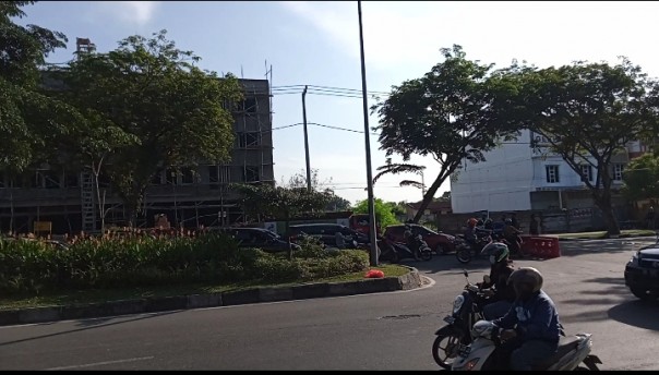 Antrian panjang di Jalan Arifin Achmad dampak dari penyekatan