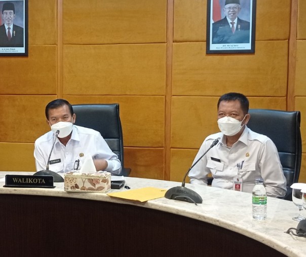 Wali Kota Pekanbaru Firdaus didampingi Kepala Dinas PUPR Indra Pomi Nasution. Foto: Surya/Riau1.