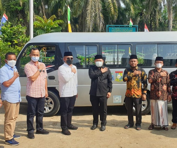 CEO PTPN V Jatmiko K Santosa (kemeja putih tengah) berfoto bersama Bupati Kampar, Catur Sugeng Susanto, dan pengurus yayasan Pondok Pesantren Darul Qur'an Al-Karim, Kamis (12/8/2021). Foto: Istimewa. 