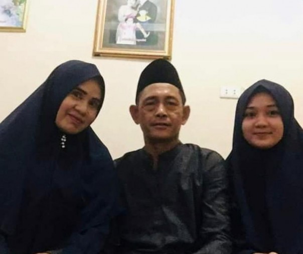 Dwita (kanan) bersama kedua orang tuanya Heri (51) dan Diana (44). Foto: Istimewa. 