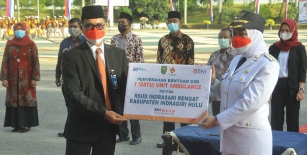 Bupati Inhu secara simbolis menerima program CSR dari pimpinan BNI Cabang Rengat, Masdepesa/Yuzwa