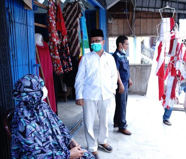 Lansia Disiplin Pakai Masker, Sekda Siak: Ibu Ini Bisa Jadi Teladan Kita