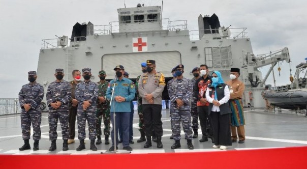 Kapal Rumah Sakit KRI Semarang-584 TNI AL di Kota Dumai.