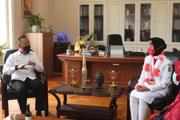 CEO PTPN V, Jatmiko Santosa (kiri), saat berbincang hangat dengan Dwita Okta Amelia Herdian, anggota Paskibraka Istana Negara asal Riau, Sabtu (21/8/2021). Foto: Istimewa. 