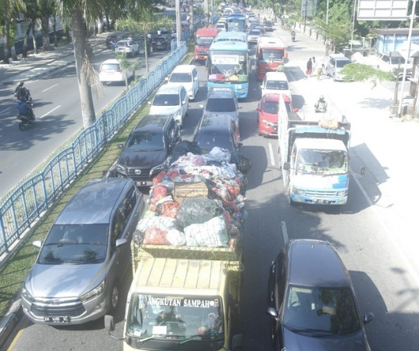 Kemacetan terjadi akibat penyekatan Jalan Jenderal Sudirman di akhir Juli 2021. Foto: Surya/Riau1.