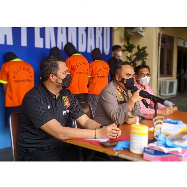 Kapolresta Pekanbaru Kombes Pria Budi didampingi Kasat Reskrimnya Kompol Juper L Toruan, menggelar jumpa pers pengungkapan dokumem PCR palsu. (riau1)