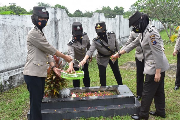 Personel Polwan Polres Inhu ziarah ke TMP Indra Bhakti Pematangreba, Kamis (26/8)/Yuzwa