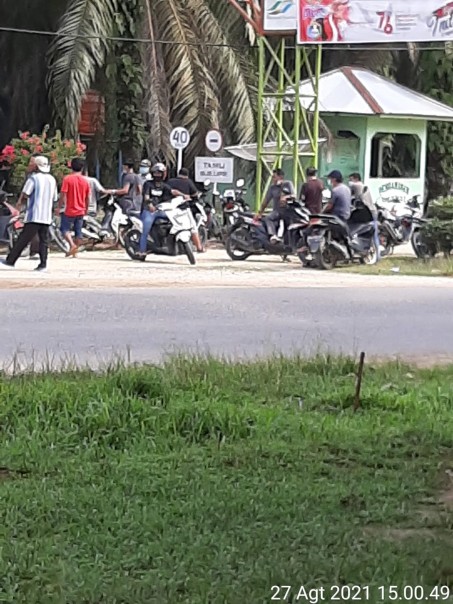 Massa dari lima desa mendatangi kantor PTPN V Desa Perkebunan Sungai Lala, Kecamatan Sungai Lala, Jumat (27/8)/Yuzwa