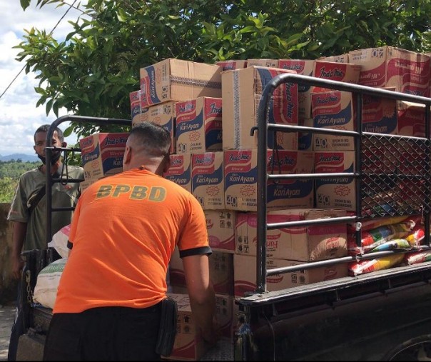 Petugas BPBD Kampar melansir bantuan bahan pangan dari PTPN V untuk korban banjir Desa Ludai, Kecamatan Kampar Kiri Hulu, Kabupaten Kampar, Riau, Jumat (3/9/2021). Foto: Sury/Riau1.