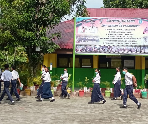 Pelajar SMP Negeri 23 Pekanbaru saat belajar tatap muka mengenakan masker di sekolah. Foto: Surya/Riau1.