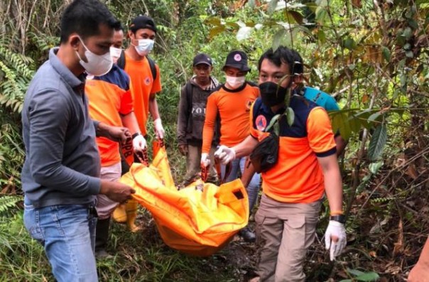 Personel KPBD Inhu bersama personel Polsek Rengat Barat dan dibantu warga mengevakuasi jasad korban dari semak-semak/Yuzwa