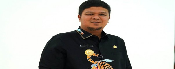 Bupati Kuansing Andi Putra kenakan batik Kuansing