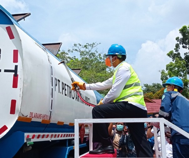 Wali Kota Pekanbaru Firdaus melakukan pemotongan truk ODOL secara simbolis di Terminal Bandar Raya Payung Sekaki pada Februari 2021. Foto: Surya/Riau1.