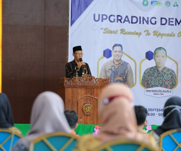 Wakil Dekan III Bidang Kemahasiswaan dan Kerja Sama Fakultas Dakwah dan Komunikasi UIN Suska Riau Arwan saat membuka kegiatan upgradingDewan Eksekutif Mahasiswa Fakultas Dakwah dan Komunikasi (DEMA FDK), Sabtu (11/9/2021). Foto: Istimewa. 