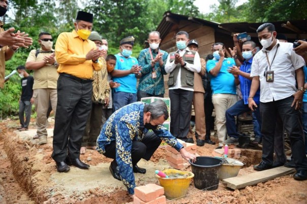 Saat pemasangan batu pertama